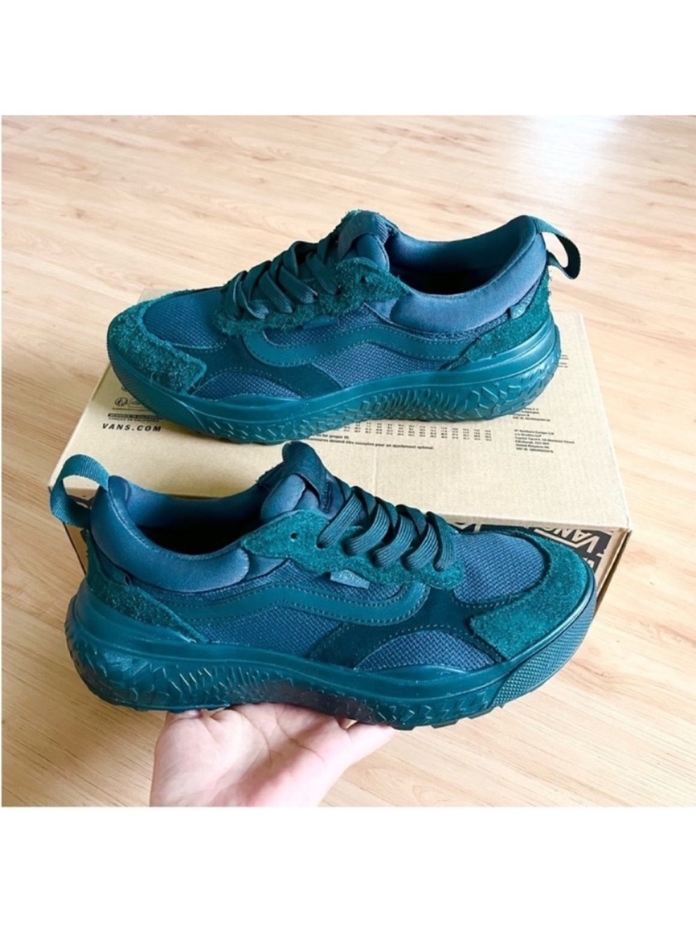 Vans Ultrarange Neo VR3
Mono Dark Green Mens 7.0 US
Women 8.5 US